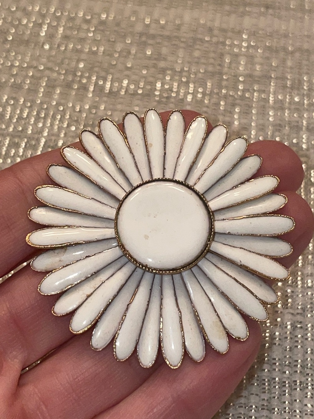 Vintage. 1960s White Enamel Daisy Decorative Accent Pin